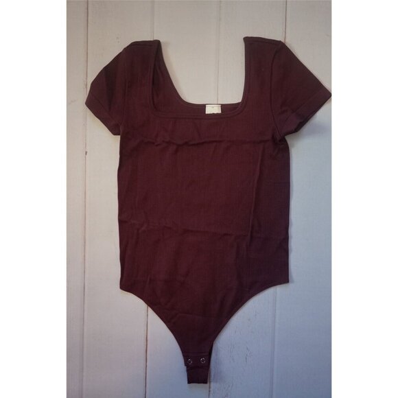 SO Juniors' Seamless Short Sleeve Ribbed Bodysuit, Size M - Picture 1 of 6